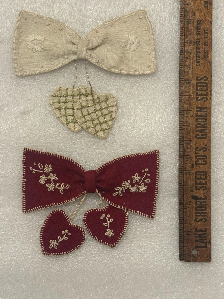 Lote de dois laços antigos feitos à mão costurados com tema de coração casamento ou ocasião - Imagem 1 de 4