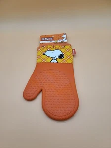 Peanuts New 2021 Snoopy Fall Kitchen Silicone Oven Mitt 7.5in x 13in - Picture 1 of 7