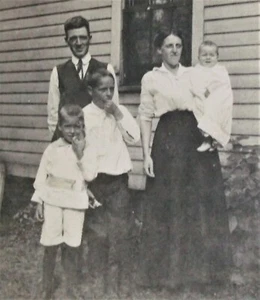 Vintage Schwarz-Weiß Foto Familienhaus - Bild 1 von 3