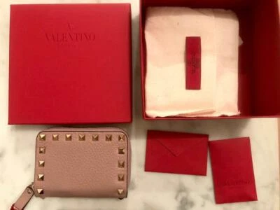 Carteira Valentino Rockstud autêntica com zíper ao redor pequena rosa nunca usada com caixa do Japão - Imagem 1 de 4
