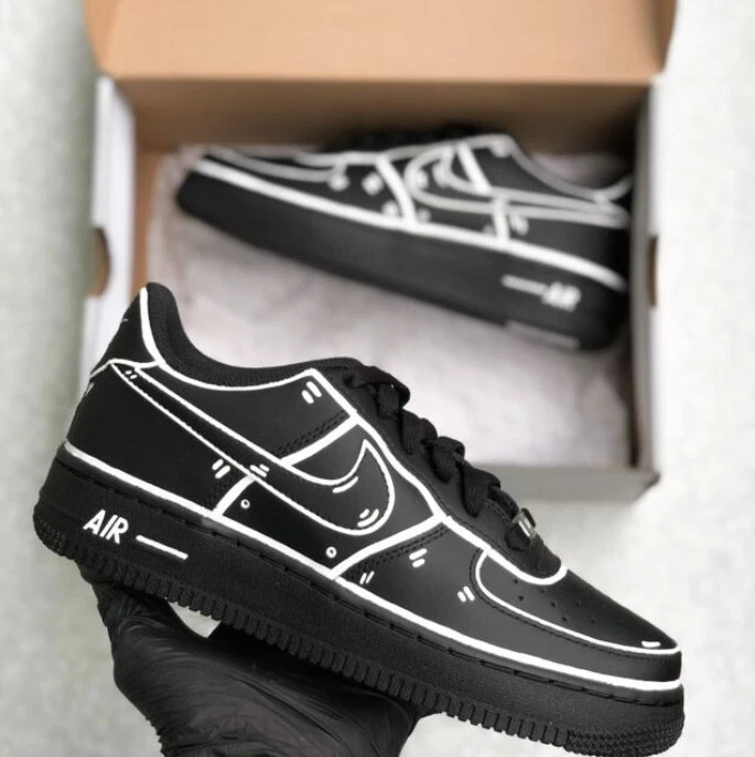 Tênis Air Force 1 personalizado feminino preto, contornos de quadrinhos brancos, infantil - Imagem 1 de 4