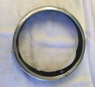 Bisel de faro derecho Plymouth Valiant 1966 muy bueno OEM MoPar Foto 1 de 4