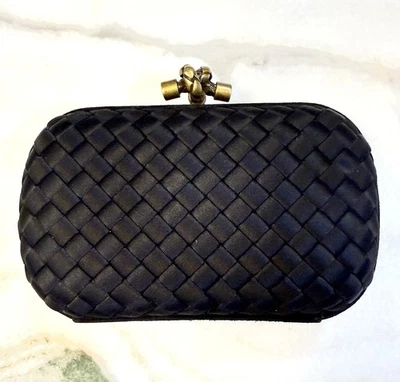Bolso sin asas Bottega Veneta Intreccio satinado Minaudiere negro acolchado Foto 1 de 3