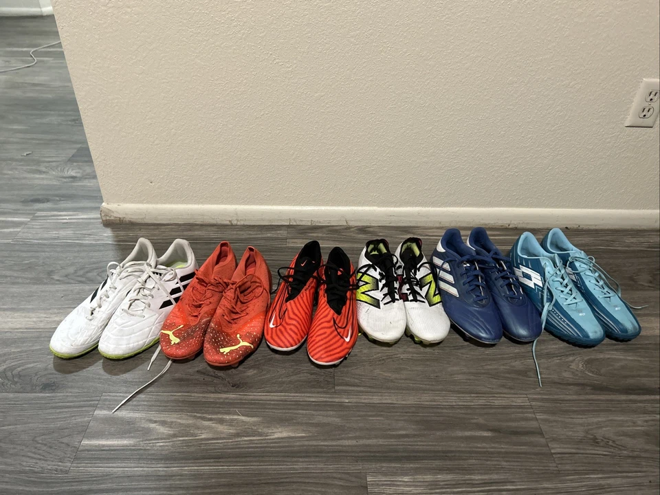 Vendo botines de fútbol antiguos diferentes marcas tallas 10,5-11 Foto 1 de 1