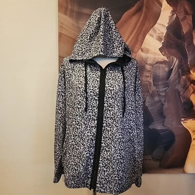 Chaqueta con Capucha Ligera Jill Fit Grande Negra Blanca Cremallera Completa Foto 1 de 4