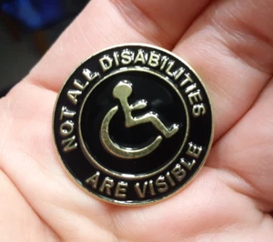 NON TUTTE LE DISABILITÀ SONO VISIBILI SPILLA LOGO SEDIA A ROTELLE disabili invisibili - Foto 1 di 5