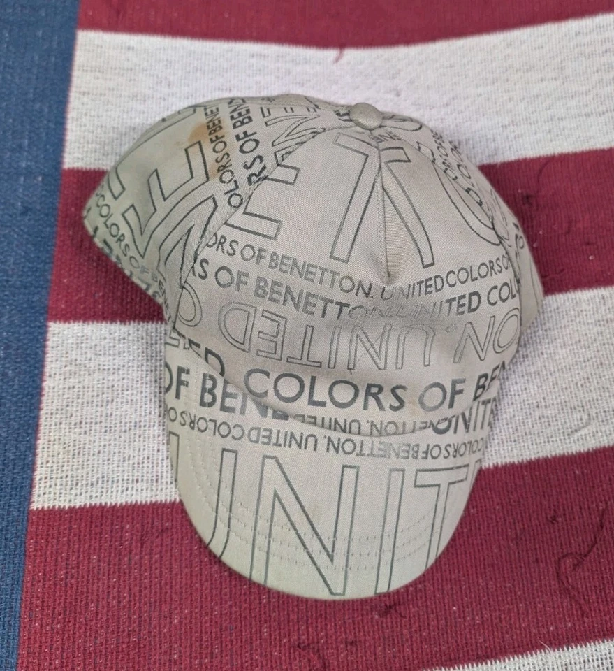 Gorra United Colors Of Benetton para mujer con monograma forrada de satén vintage Y2K Foto 1 de 4