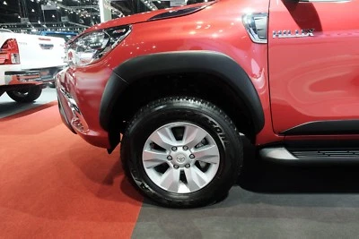 正品黑色挡泥板耀斑轮拱 4 件套适用于丰田 Hilux Revo Sr5 2017 — 第 1/4 张图片