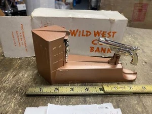 Nuevo en caja Banco de monedas Salvaje Oeste Vaquero Pistola Disparo Mecánico Caja Original De Colección ¡Juguetes Astro! - Imagen 1 de 9