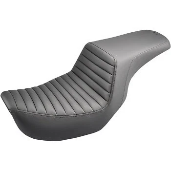 Asiento escalonado negro Saddlemen 806-04-171 Tuck N Roll para FXD Dyna 06-17 Foto 1 de 1