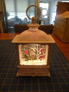 ROMAN SNOW GLOBE LIGHTED SWIRL HOUSE CARDINALS ON BIRDHOUSES NEW BATTERIES - Picture 1 of 5