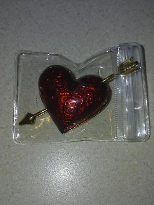 Avon heart brooch,gold,red,new condition  - Image 1 of 2