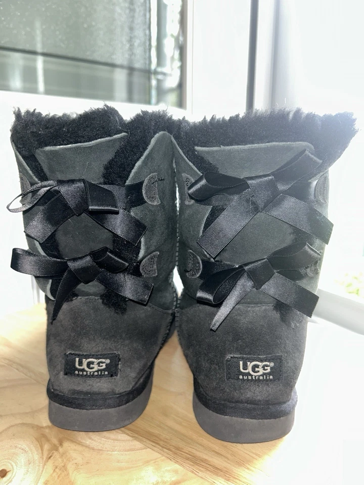 UGG SHORT BAILEY BOW BLACK WINTER SUEDE BOOTS SIZE US 8 WOMEN USED - Image 1 of 4