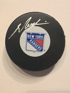 Mark Messier Autographed New York Rangers Logo Hockey Puck JSA Certified - Picture 1 of 3