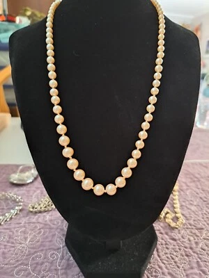 Collar de perlas graduadas firmado por Avon Foto 1 de 4