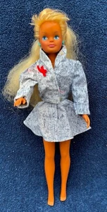 SMILEY FACE VINTAGE 1980'S SINDY DOLL - Picture 1 of 6