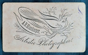 Timbro posteriore calligrafico CDV donna borsa seduta fiore studio ritratto 1860 - Foto 1 di 2