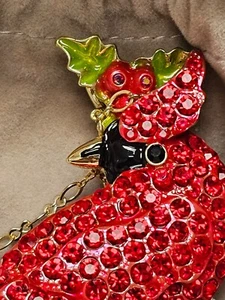 KIRKS FOLLY GROSSE KRISTALL KARDINAL ANSTECKNADEL / ANHÄNGER mit Kette - Bild 1 von 2