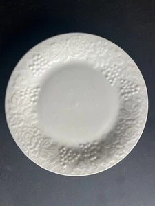 1 Gibson Housewares White Fruit Embossed Rim 7-3/4" Salad Plate - Picture 1 of 1