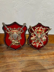Pair of Vintage Medieval Coat of Arms Sword Knight Plaque Crest Wall Hanging - Imagen 1 de 11