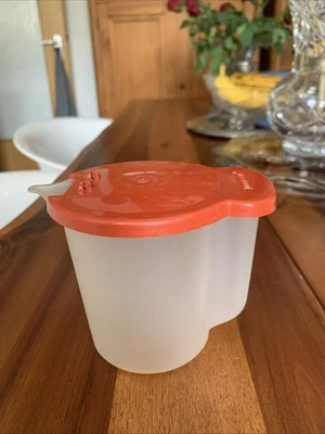 Tupperware  Milchkännchen Deckel,Vintage Kanne ,Vintage Öl/ Essig Rot, 12Lx9Hx9B - Bild 1 von 4