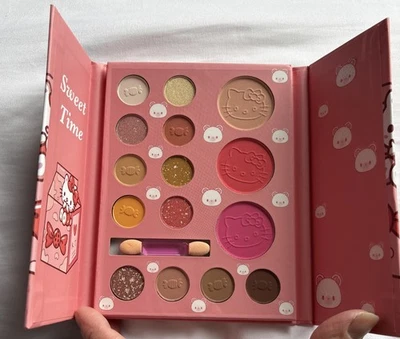 NUEVO Kit de paleta de maquillaje Kawaii HELLO KITTY sombras de ojos y rubor Foto 1 de 4