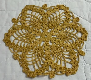 Vintage Hand Crocheted Round Doily, Flower Design, Gold, Cotton - Bild 1 von 7