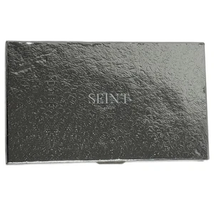 Soporte para paleta de maquillaje espejo compacto con textura plateada SEINT Beauty - Imagen 1 de 8