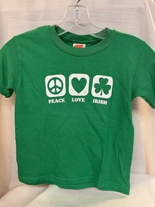 GILDAN PEACE LOVE IRISH YOUTH T-SHIRT GREEN YOUTH SIZES NEW - Picture 1 of 4