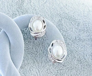 Clip on central oval Pearl around little crystals white gold plated earrings - Picture 1 of 6