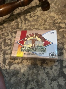 Camping mit Sasquatch Familie Party Kartenspiel Neu Versiegelt - Bild 1 von 2