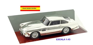 ASTON MARTIN DB4 1:43 Argent Chromé Métal Base En Bois Voitures ALTAYA Urne - Picture 1 of 3