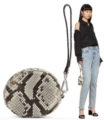 Alexander Wang 黑白蛇光环腕带袋,使用一次 R. $495 — 第 1/4 张图片