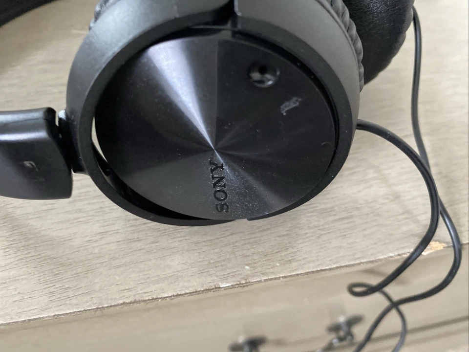 Sony Black WiredHeadphones Noise Cancelling One earbud  doesn't work. - Image 1 of 4