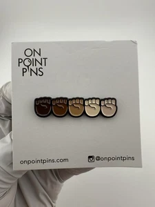 Pin esmaltado con solapa emoji puños levantados Stand Together. Pasadores en punta. - Imagen 1 de 6