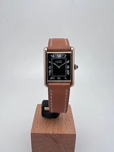 CARTIER TANK MUST ARGENT 925 PLAQUE OR 20M – Black Dial! - Foto 1 di 9