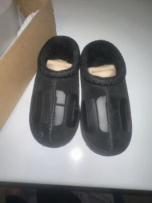 UGG KIDS TASMAN II SLIP ON TAMANHO 12K PRETO CAMURÇA DISPERSÃO GRÁFICO CHINELO SAPATOS - Imagem 1 de 4