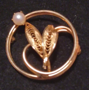 Círculo de broche clásico en tono dorado con hojas de filigrana y una sola perla sintética - Imagen 1 de 3
