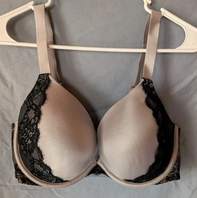Sujetador acolchado gris con detalles de encaje negro  Foto 1 de 2