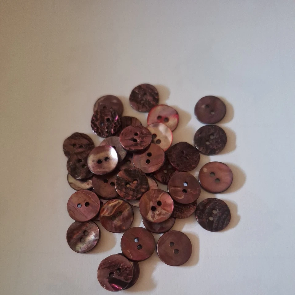10 echte Perlmutt Muschel Knöpfe farbig rötlich schimmernd ca. 12,7 mm Konvolut - Bild 1 von 1