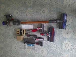 Dyson V 10 Absolute Cyclone Akkustaubsauger neu,unbenutzt umfangreiches Zubehör - Bild 1 von 12