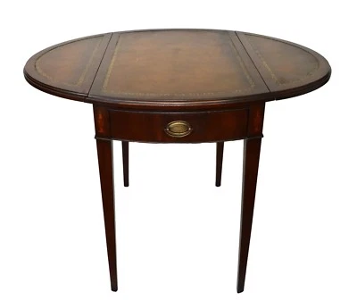 Mesa Pembroke de caoba de la década de 1940 hojas caídas tapa y cajón de cuero adornado en oro Foto 1 de 4