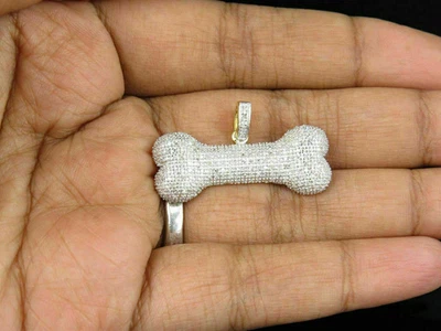 Colgante personalizado de hueso de perro de plata 935 con zafiro blanco simulado de 2,10 quilates para hombre Foto 1 de 4