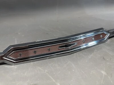 Chevy II Nova 1966 capó delantero moldura de labios apliques emblema lanza escudo fabricante de equipos originales Foto 1 de 4