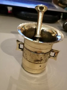 Messingmörser und Stößel, 3 7/8 Zoll hoch, 4 Zoll breit. - Bild 1 von 4