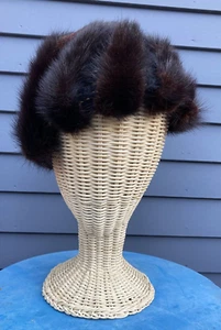 Vintage finca mujer ganchillo con colas de visón aplicadas Gwenn Pennington sombrero campana - Imagen 1 de 7