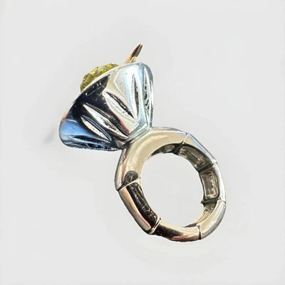 BETSEY JOHNSON Autêntico Anel de Vidro Martini Ajuste Elástico Tom Prata Novo com etiquetas - Imagem 1 de 4