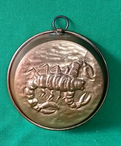 VECCHIA FORMELLA IN RAME BUDINO BUDINIERA DOLCI STAMPO ZODIACALE SCORPIONE. DB60 - Foto 1 di 7