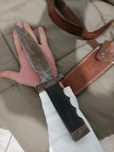 coltello in acciaio damasco , lama da 28 cm , interamente realizzato a mano .