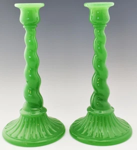 Par de candelabros giratorios en espiral de jadeíta Fenton de 10" VS212 - Imagen 1 de 5